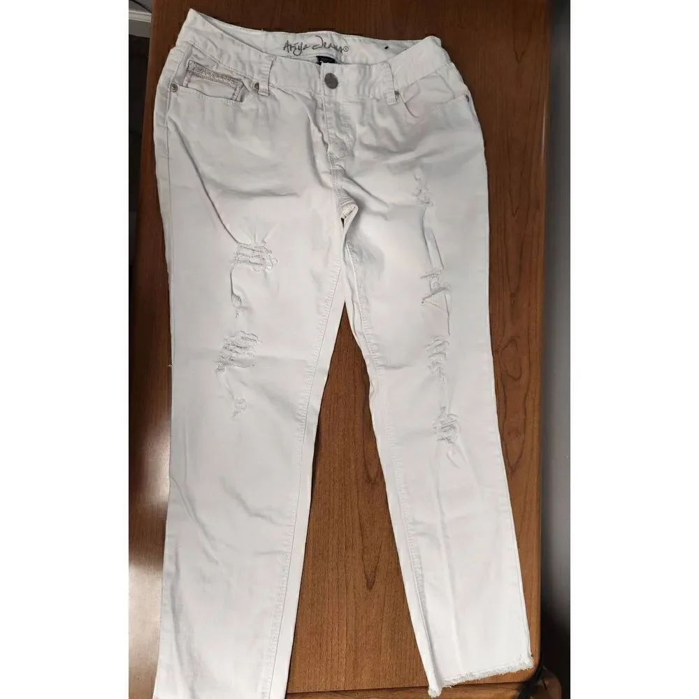 Ariya 13/14 White denim jeans. Measures approx 30 waist 28 inseam and 9 rise